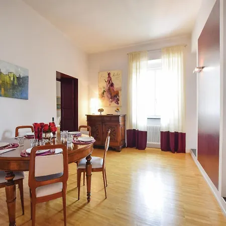 דירה Three-bedroom In